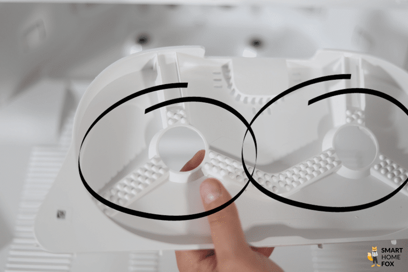 Видна шипованная пластина на станции Dreame L20 Ultra.